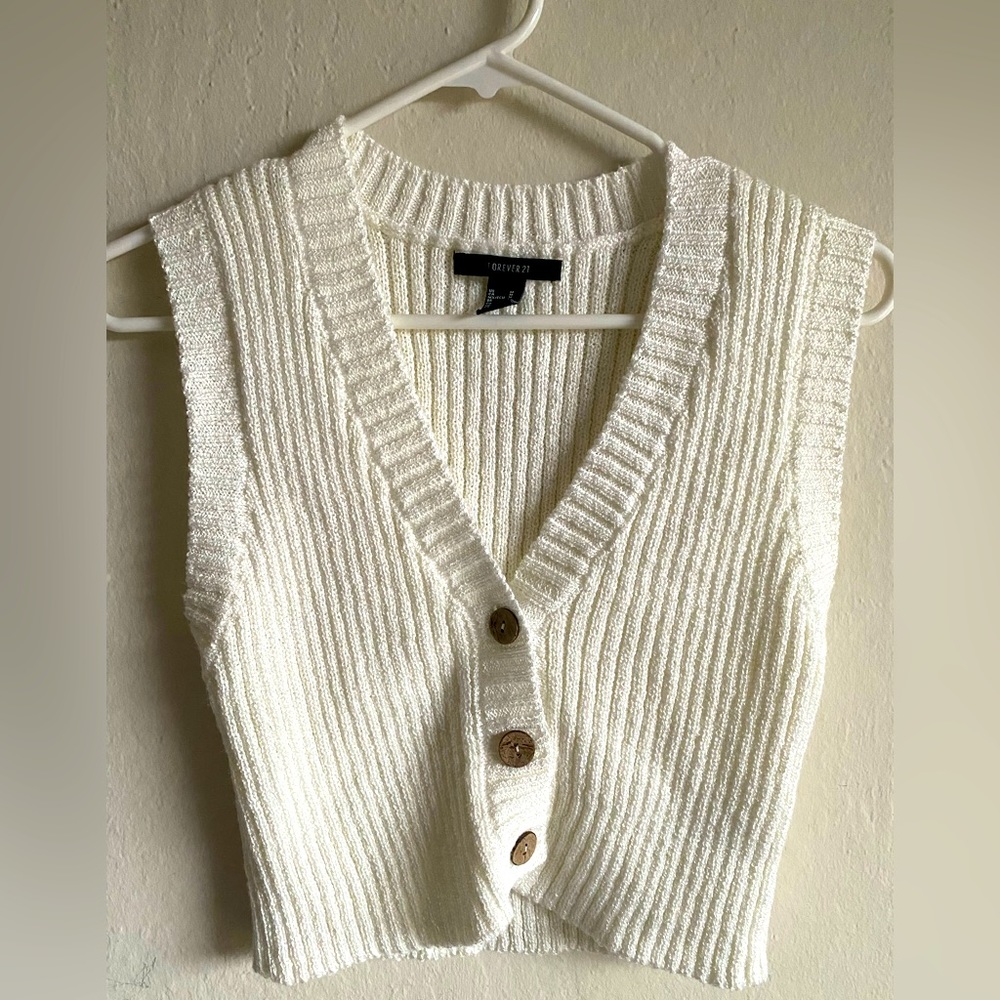 Forever 21 | knitted cropped vest | women’s M
